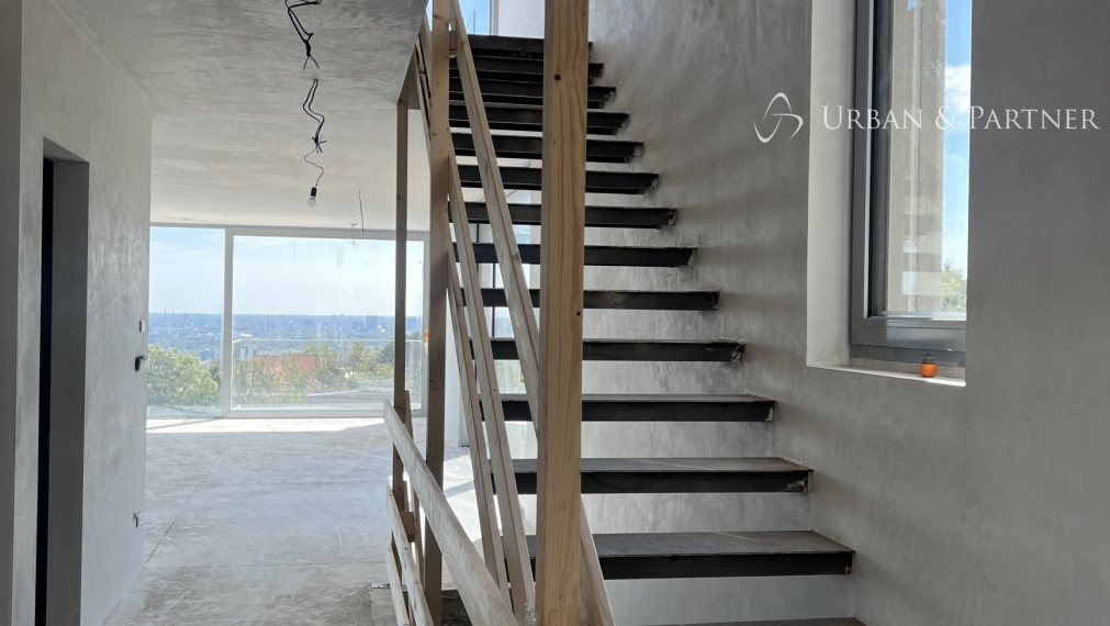 SKOLAUDOVANÝ 5-izbový dom s bazénom a panoramatickým výhľadom