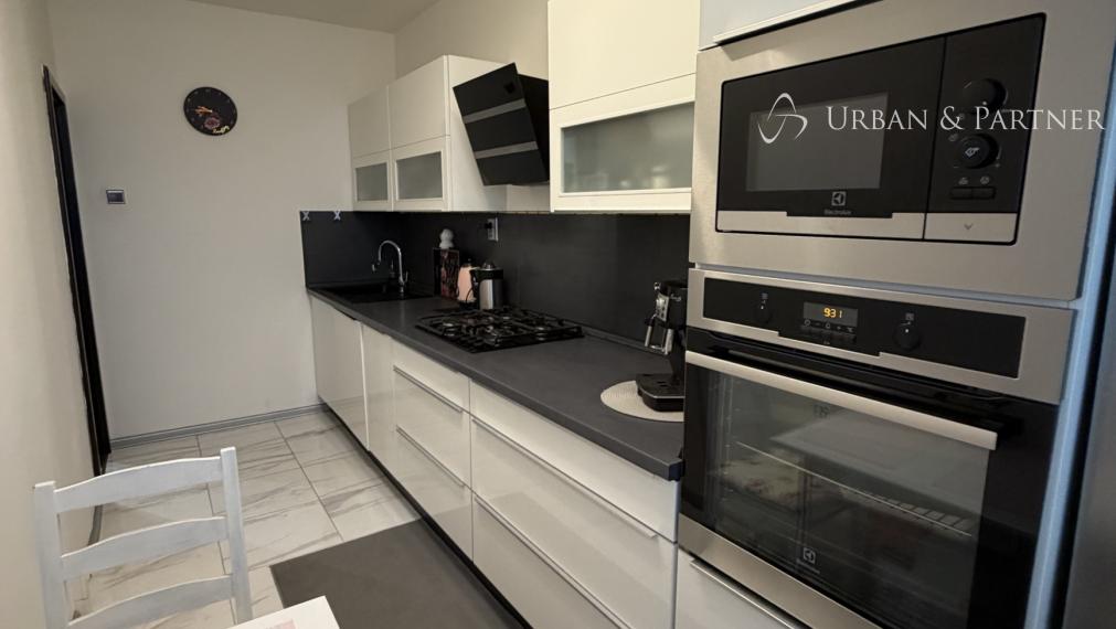 3 izbový zrekonštr. byt s loggiou, sam. kuchyňa, Blagoevova ul.