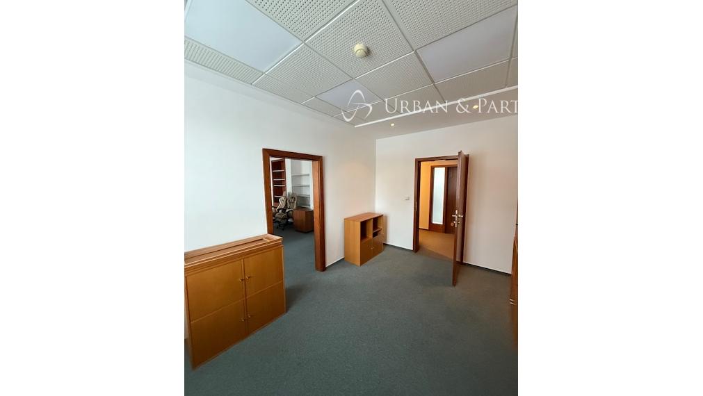 Kancelárske priestory na prenájom v budove na Vajnorskej ulici v rôznych výmerách.