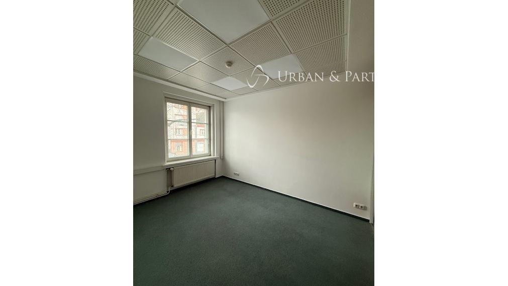Kancelárske priestory na prenájom v budove na Vajnorskej ulici v rôznych výmerách.