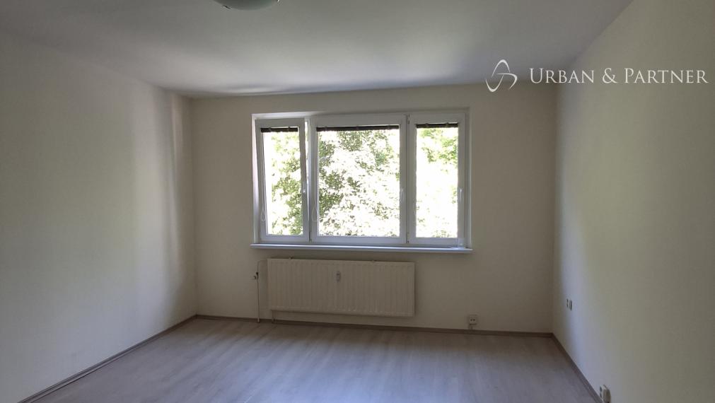 Príjemný 3 izbový byt s nepriechodnými izbami na predaj na Lietavskej ulici.
