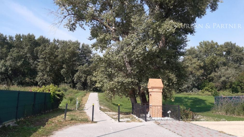 Exkluzívny predaj stavebného pozemku s IS pri hrádzi v Kalinkove