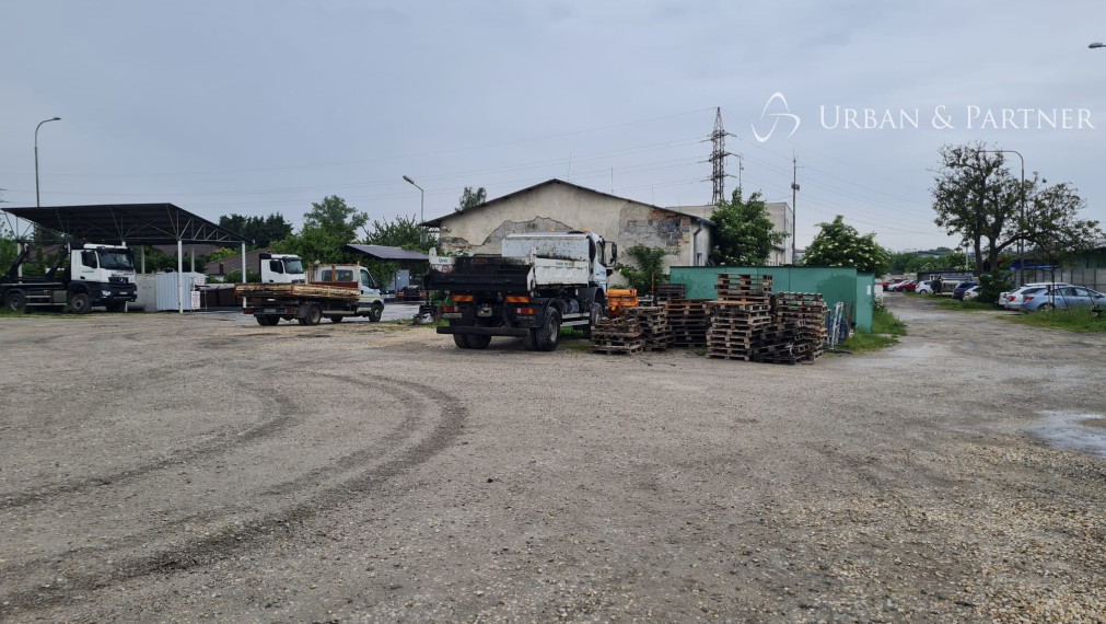 Prevádzkovo-výrobný  areál 9306m2 v Nových Zámkoch