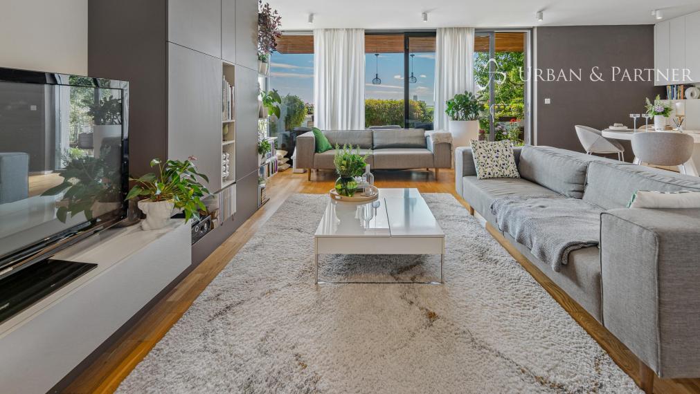 Príjemný  4 izbový byt na KOLIBE s vnútorným bazénom, saunou a parkovaním v uzavretom areáli.