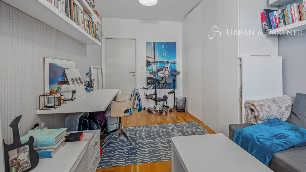 Príjemný  4 izbový byt na KOLIBE s vnútorným bazénom, saunou a parkovaním v uzavretom areáli.