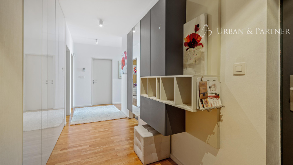 Príjemný  4 izbový byt na KOLIBE s vnútorným bazénom, saunou a parkovaním v uzavretom areáli.