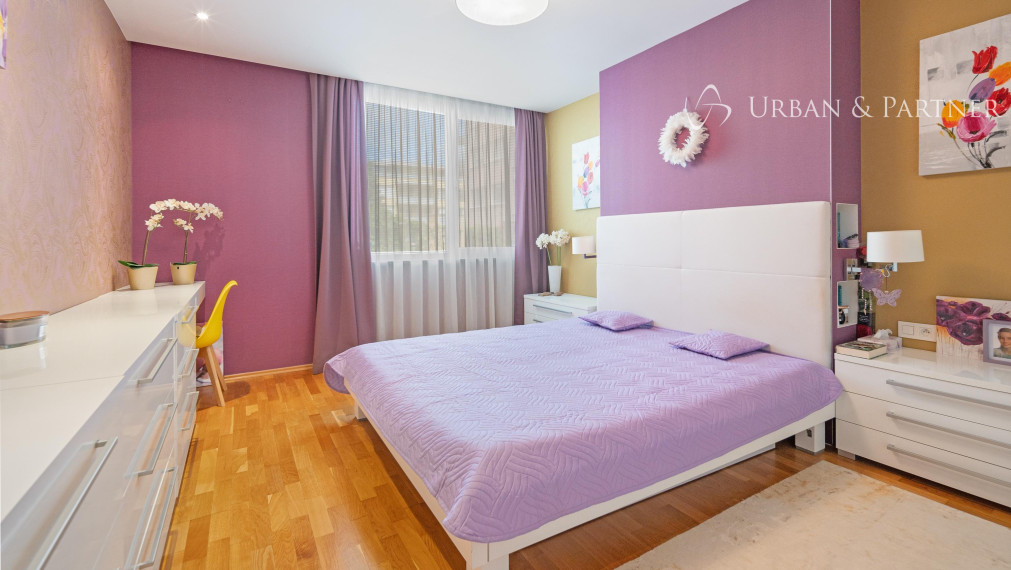 Príjemný  4 izbový byt na KOLIBE s vnútorným bazénom, saunou a parkovaním v uzavretom areáli.