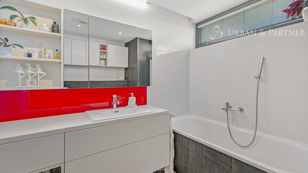 Príjemný  4 izbový byt na KOLIBE s vnútorným bazénom, saunou a parkovaním v uzavretom areáli.