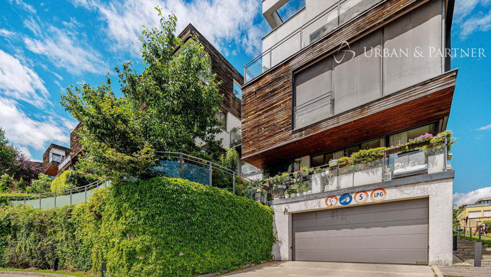 Príjemný  4 izbový byt na KOLIBE s vnútorným bazénom, saunou a parkovaním v uzavretom areáli.