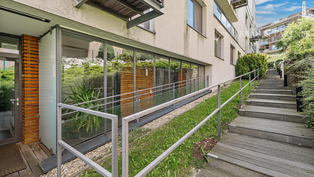 Príjemný  4 izbový byt na KOLIBE s vnútorným bazénom, saunou a parkovaním v uzavretom areáli.