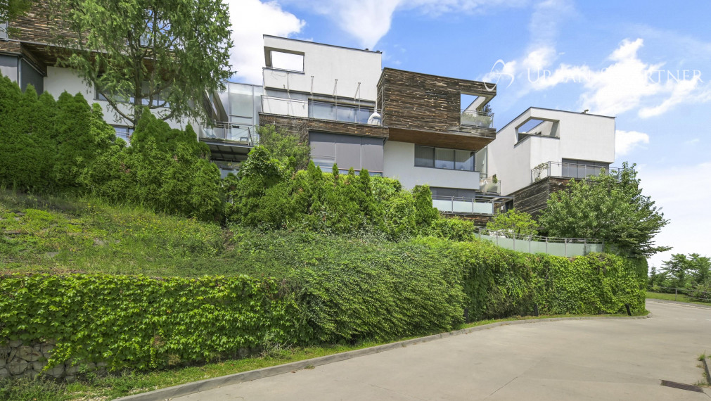 Príjemný  4 izbový byt na KOLIBE s vnútorným bazénom, saunou a parkovaním v uzavretom areáli.