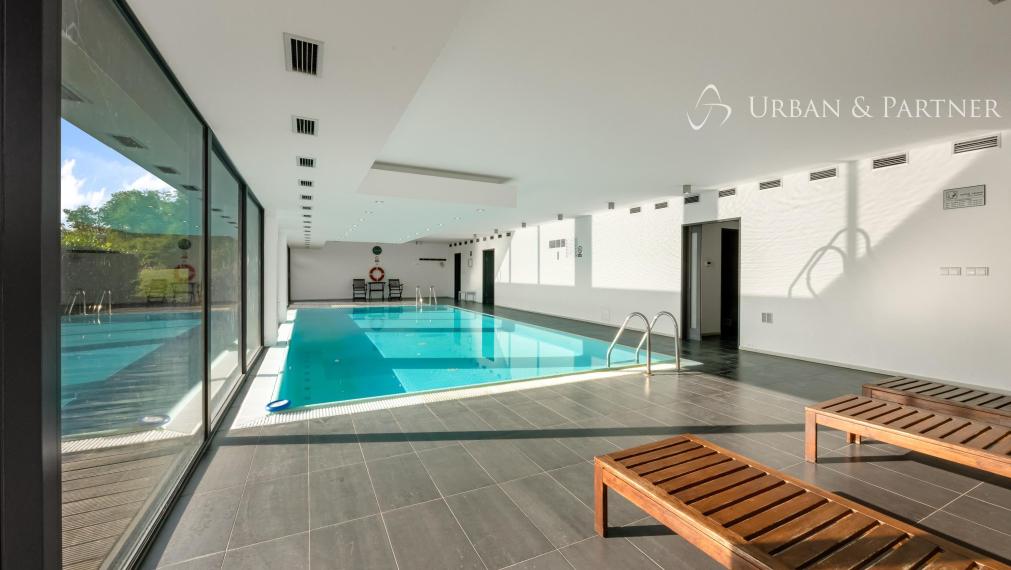 Príjemný  4 izbový byt na KOLIBE s vnútorným bazénom, saunou a parkovaním v uzavretom areáli.