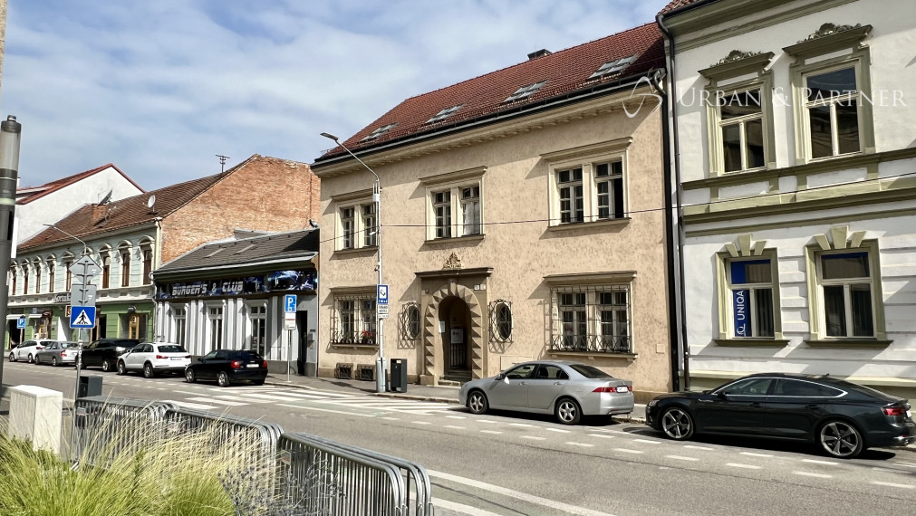 Budova v centre Trenčína s parkovaním