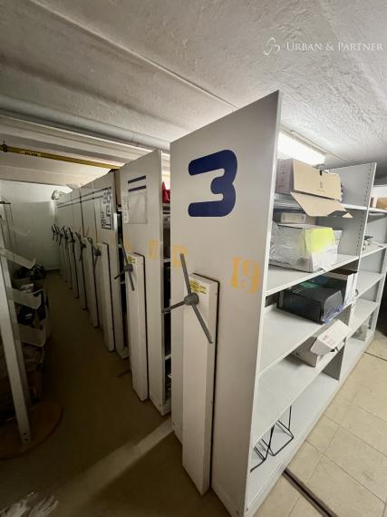 Budova v centre Trenčína s parkovaním