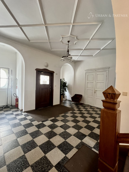 Budova v centre Trenčína s parkovaním