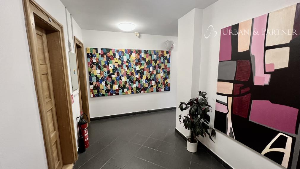 Budova v centre Trenčína s parkovaním