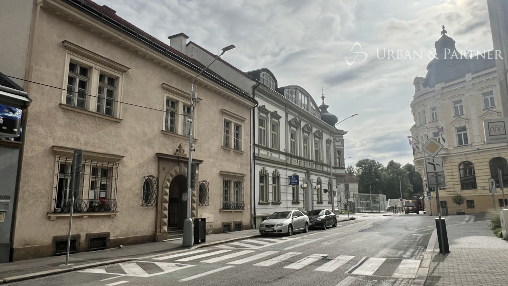 Budova v centre Trenčína s parkovaním