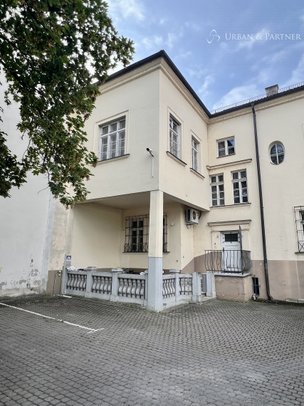 Budova v centre Trenčína s parkovaním