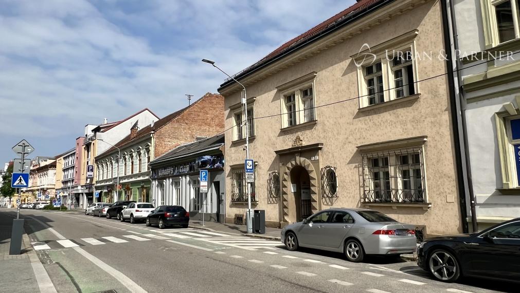 Administratívna budova v centre Trenčína s parkovaním