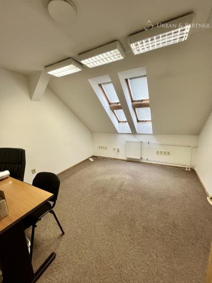 Administratívna budova v centre Trenčína s parkovaním