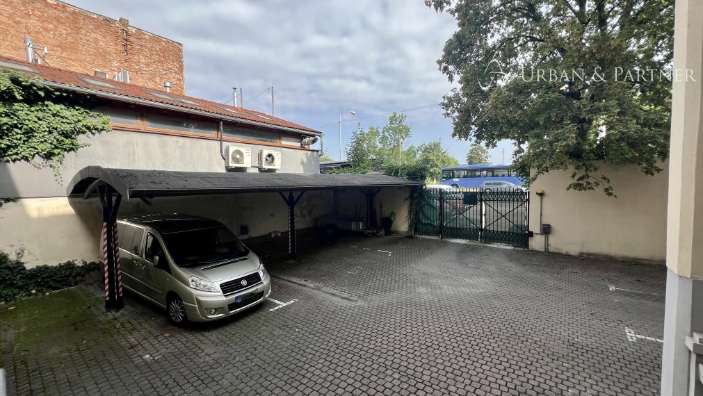 Administratívna budova v centre Trenčína s parkovaním