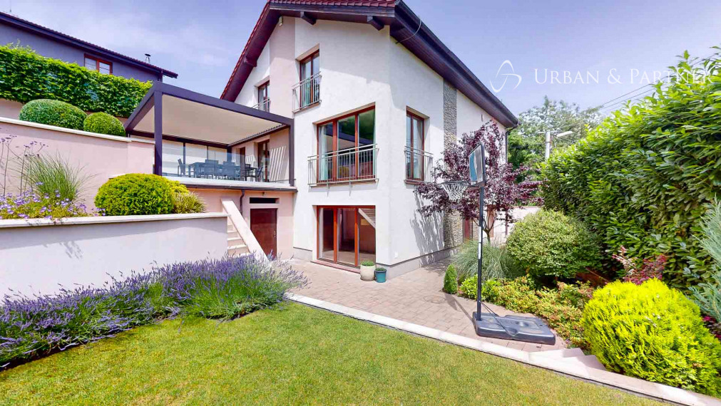 Dom s bazénom v Dúbravke, tiché prostredie pod lesom