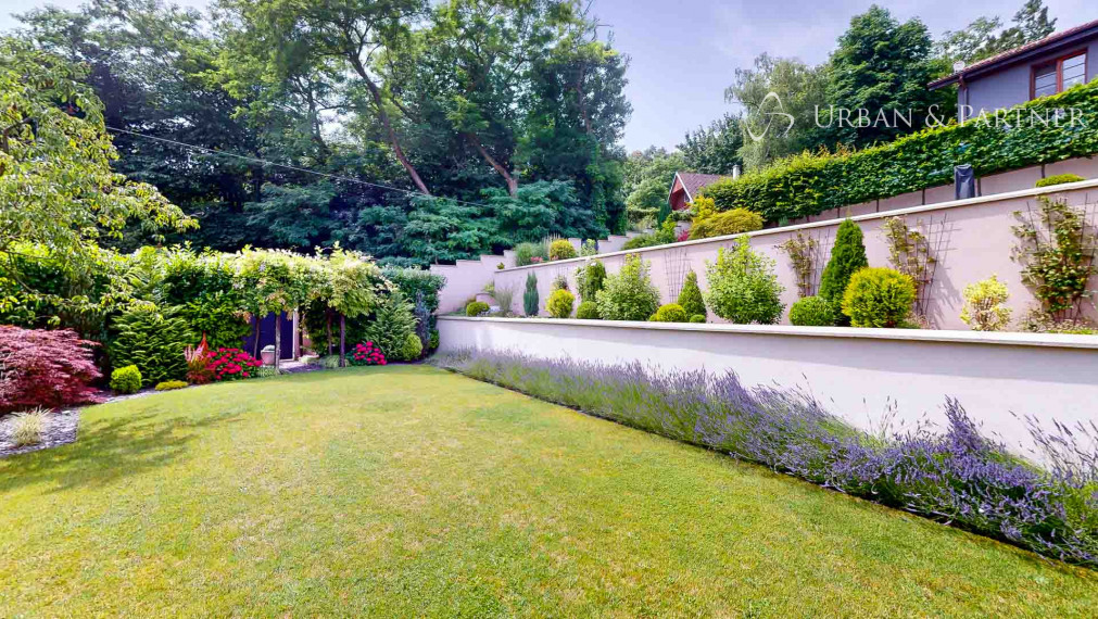 Dom s bazénom v Dúbravke, tiché prostredie pod lesom