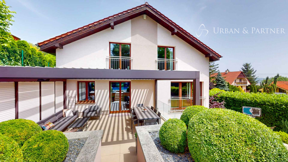 Dom s bazénom v Dúbravke, tiché prostredie pod lesom