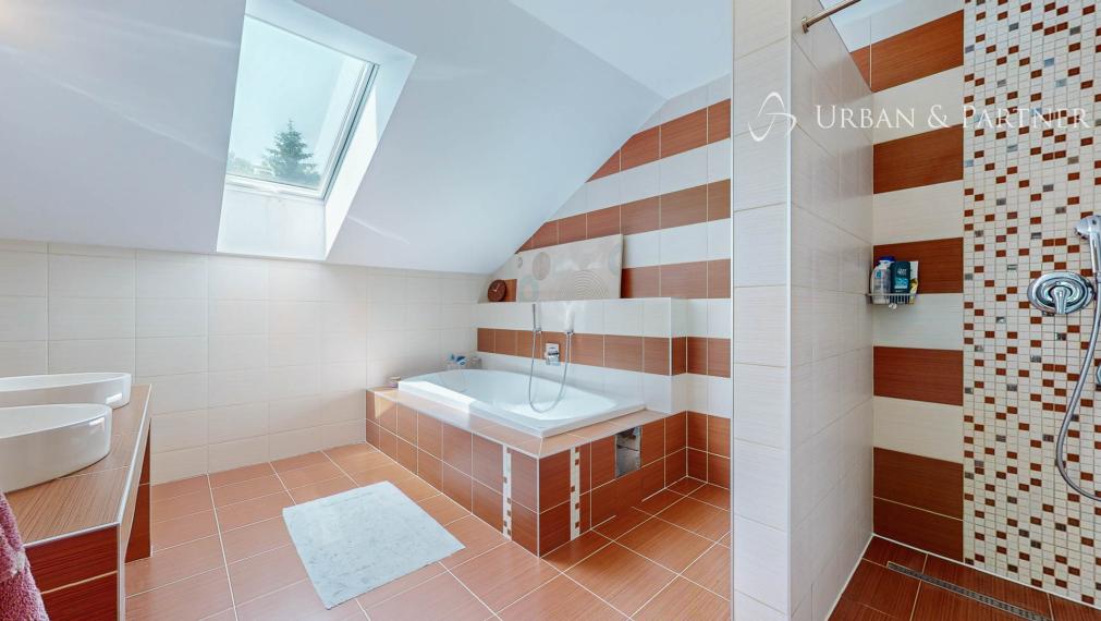 Dom s bazénom v Dúbravke, tiché prostredie pod lesom