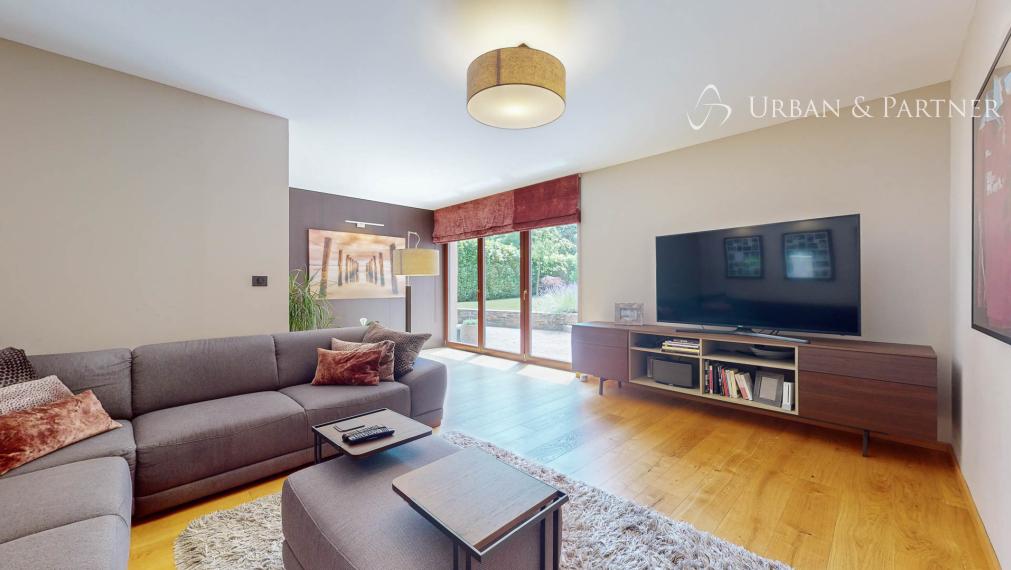 Dom s bazénom v Dúbravke, tiché prostredie pod lesom