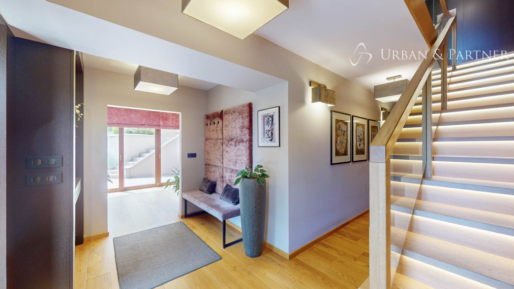 Dom s bazénom v Dúbravke, tiché prostredie pod lesom