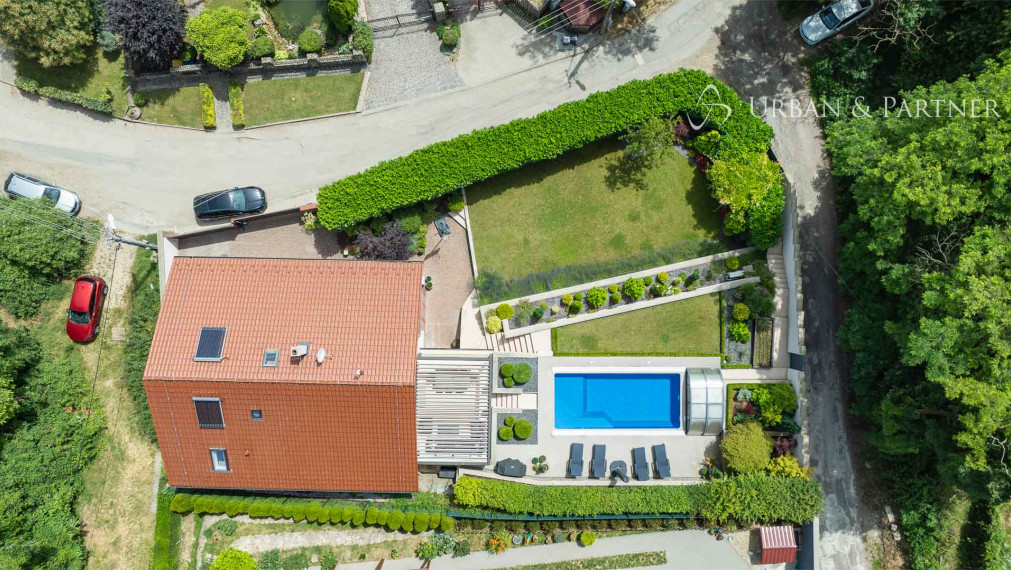 Dom s bazénom v Dúbravke, tiché prostredie pod lesom