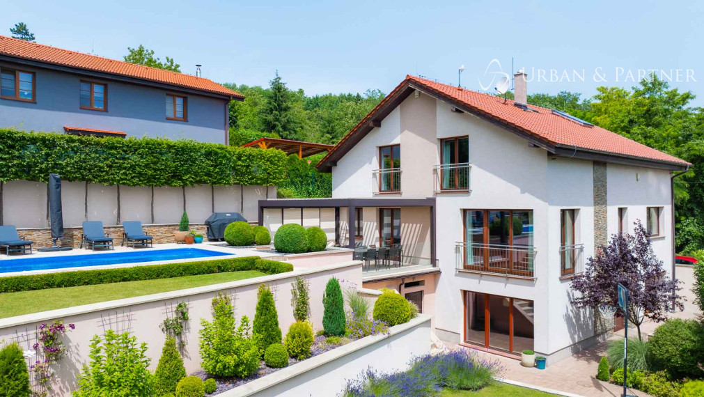 Dom s bazénom v Dúbravke, tiché prostredie pod lesom