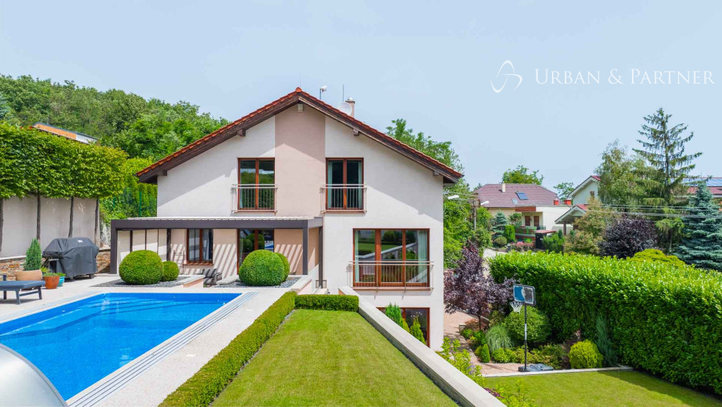 Dom s bazénom v Dúbravke, tiché prostredie pod lesom