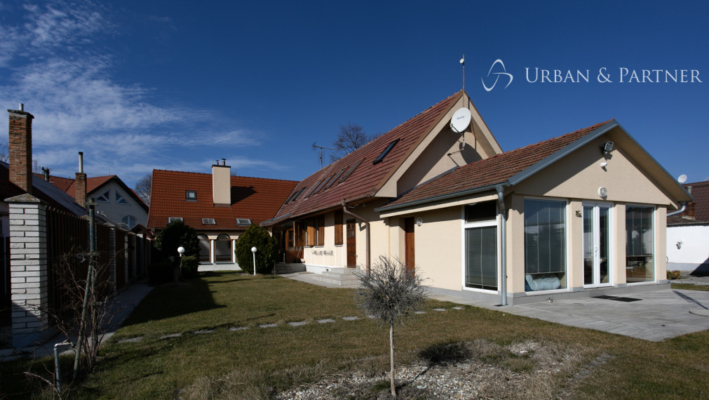 Len u nás v ponuke: Predaj rodinného domu s veľkým pozemkom v Maduniciach, okr. Hlohovec