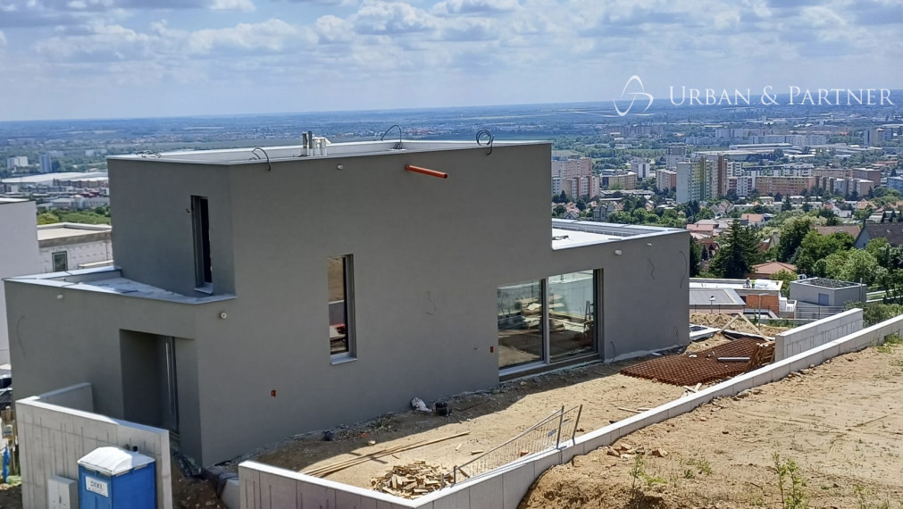 SKOLAUDOVANÝ 5-izbový dom s bazénom a panoramatickým výhľadom