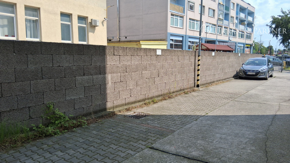 Predaj 2 vonkajších parkovacích státí v uzavretom areáli na Tomášikovej ul., Ružinov