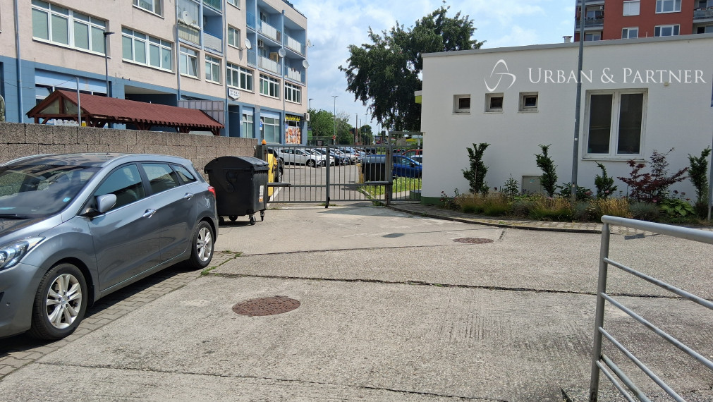 Predaj 2 vonkajších parkovacích státí v uzavretom areáli na Tomášikovej ul., Ružinov