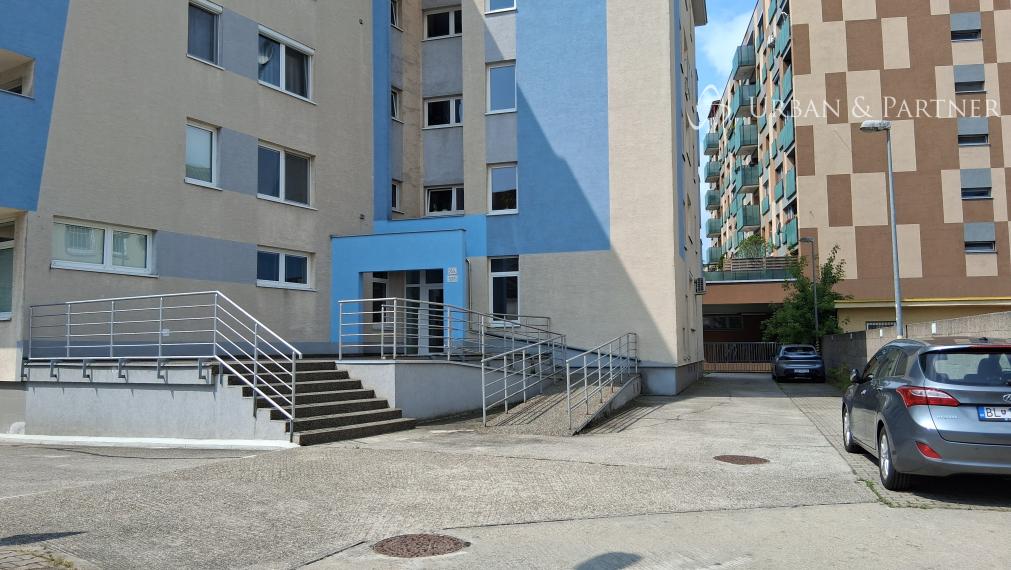 Predaj 2 vonkajších parkovacích státí v uzavretom areáli na Tomášikovej ul., Ružinov