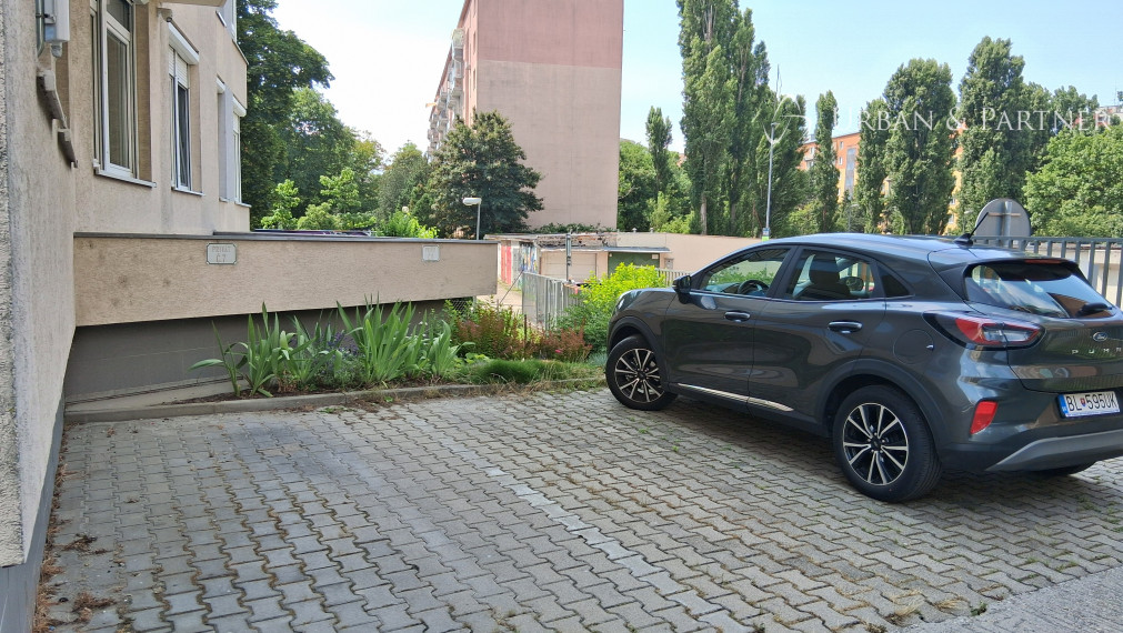 Predaj 2 vonkajších parkovacích státí v uzavretom areáli na Tomášikovej ul., Ružinov