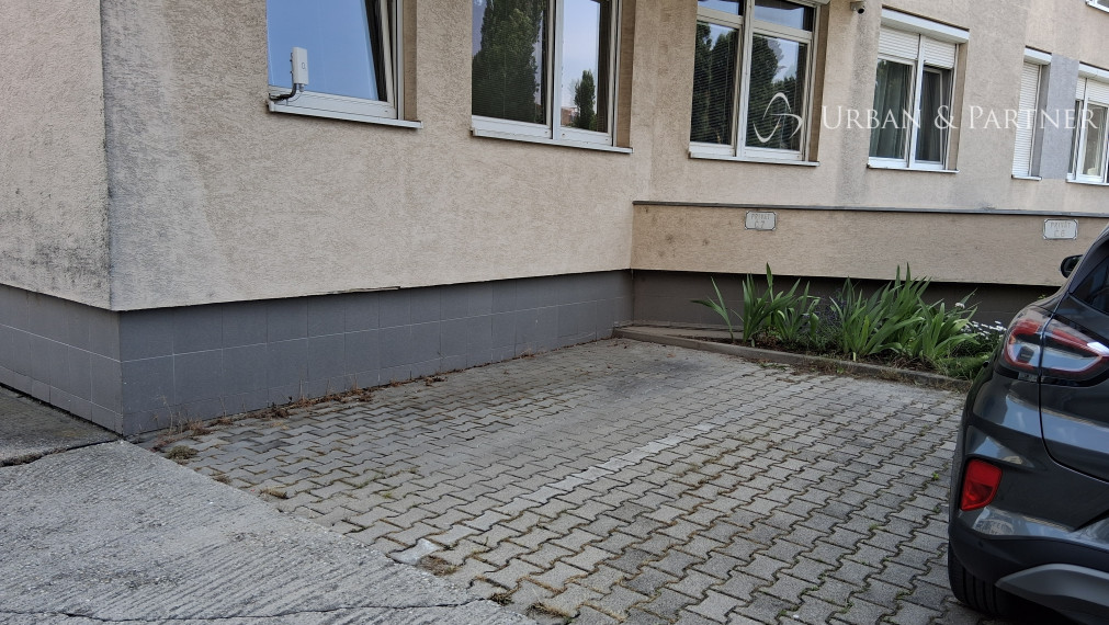 Predaj 2 vonkajších parkovacích státí v uzavretom areáli na Tomášikovej ul., Ružinov