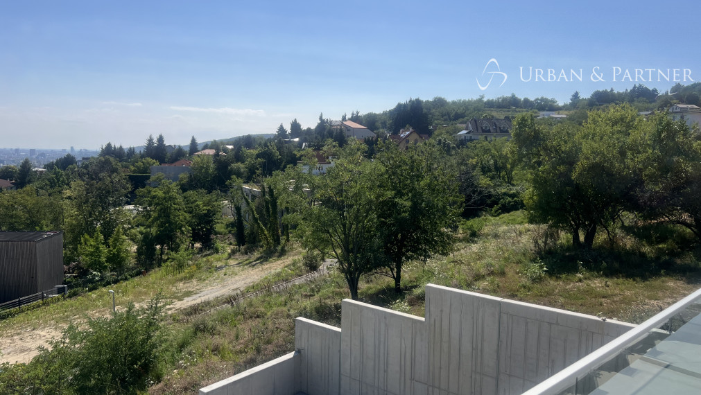 SKOLAUDOVANÝ 5-izbový dom s bazénom a panoramatickým výhľadom