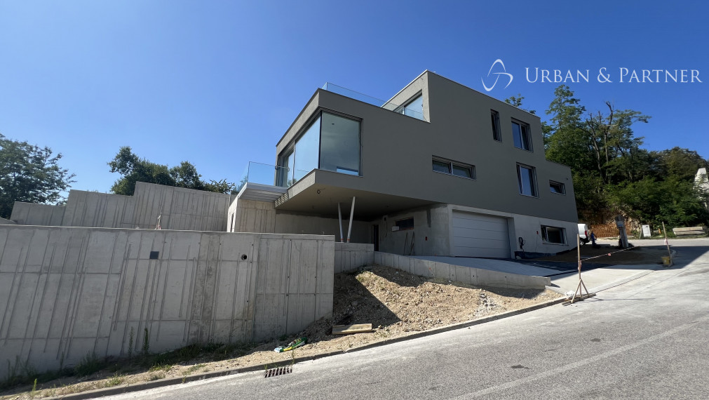 SKOLAUDOVANÝ 5-izbový dom s bazénom a panoramatickým výhľadom