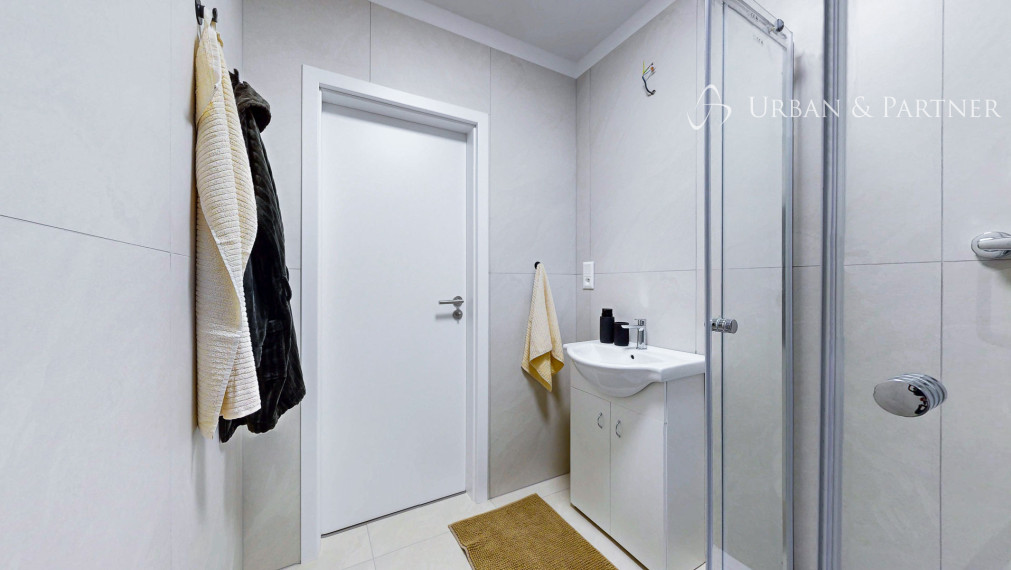 ZREKONŠTRUOVANÁ GARSÓNKA s loggiou Dev. n. Ves