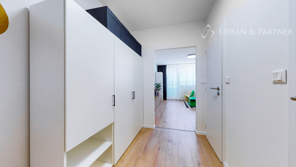 ZREKONŠTRUOVANÁ GARSÓNKA s loggiou Dev. n. Ves