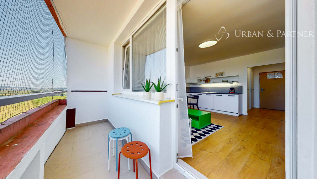 ZREKONŠTRUOVANÁ GARSÓNKA s loggiou Dev. n. Ves