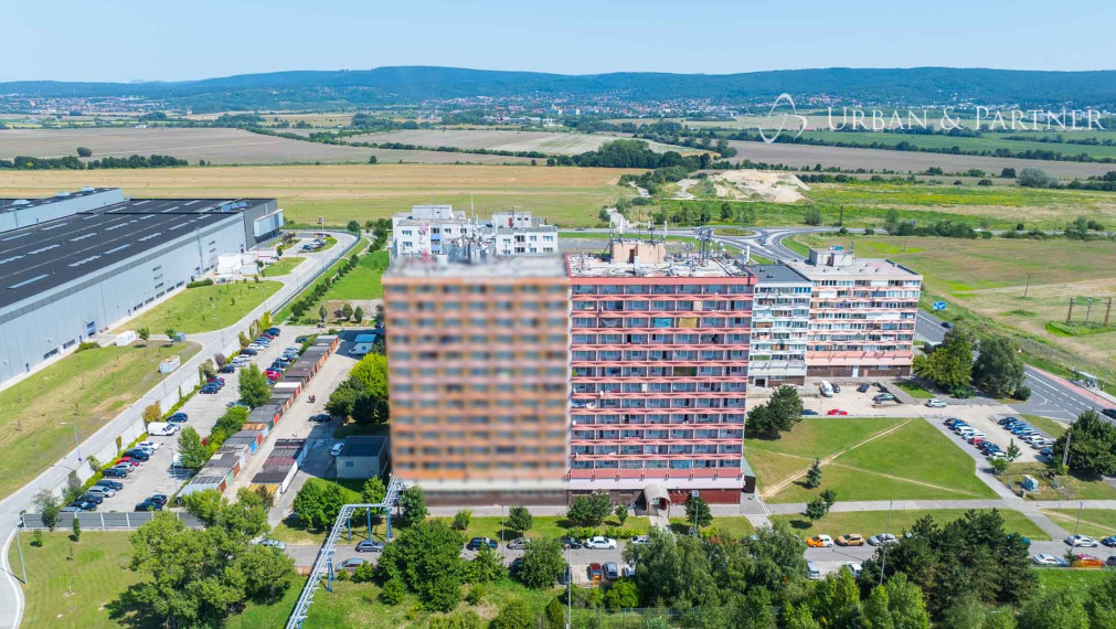 ZREKONŠTRUOVANÁ GARSÓNKA s loggiou Dev. n. Ves