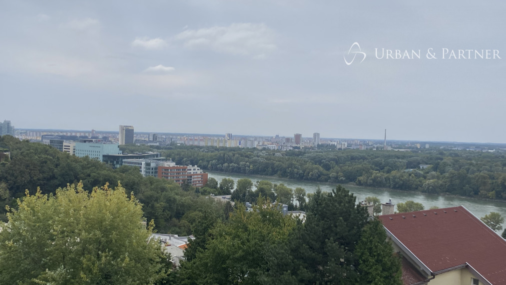 Prenájom 4 izbového bytu s terasou na Údolnej ulici na hradnom kopci s výhľadom na Dunaj