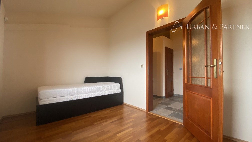 Prenájom 4 izbového bytu s terasou na Údolnej ulici na hradnom kopci s výhľadom na Dunaj