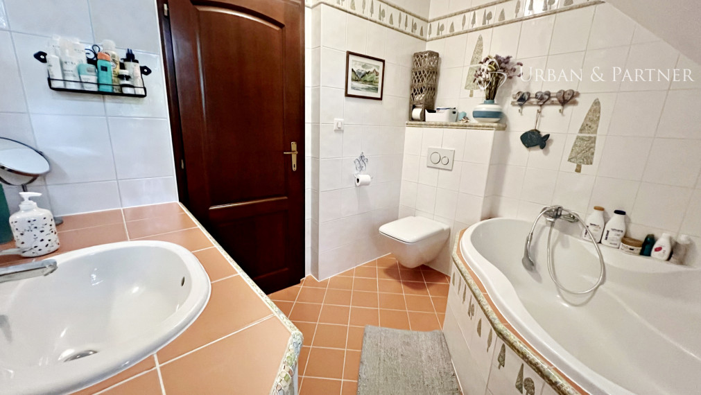 Štýlová rezidencia - 2 domy a trojgaráž len 40km do BA, 2km do DS